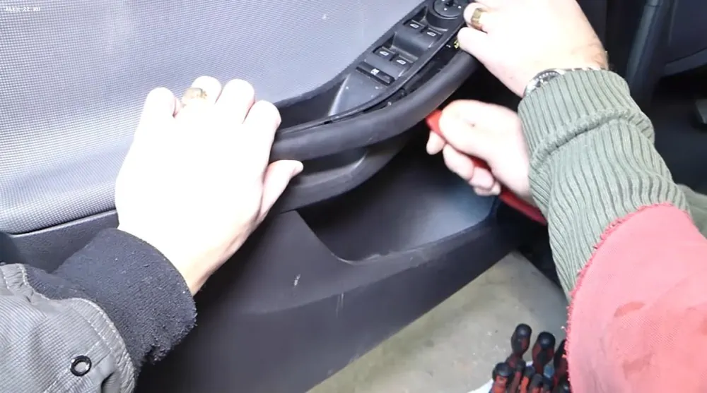 форд фокус 3 снимаем накладку переключателя стеклоподъёмника