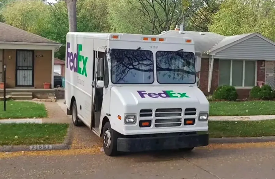 грузовик доставки FedEX